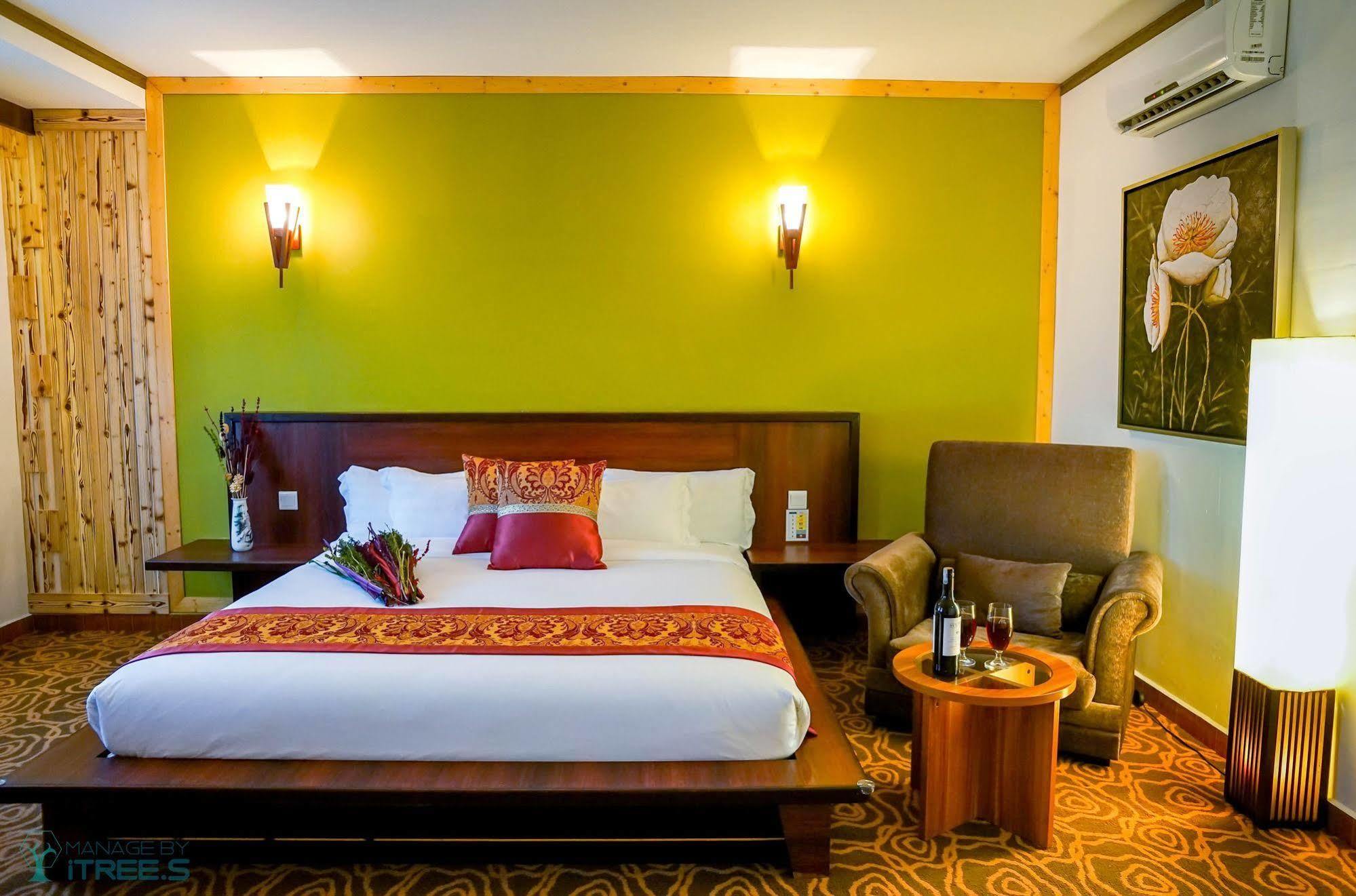 Herald Hotel Malacca Exterior foto